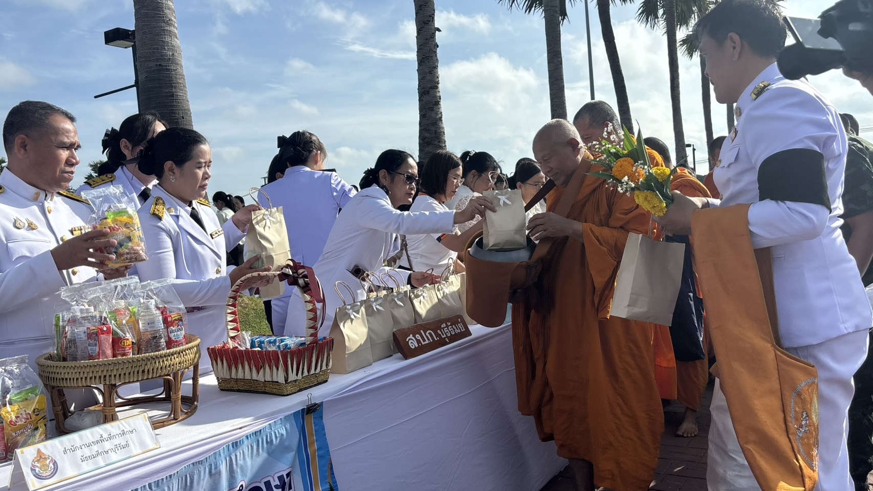 title - วันอังคารที่ 13 ตุลาคม 2569ิ เวลา 07.30 นายประเสริฐ กาญจนเกียรติกุล ปฏิรูปที่ดินจังหวัดบุรีรัมย์ มอบหมาย นางนวลละออง ชูมาตย์ ผู้อำนวยการกลุ่มยุทธศาสตร์และการปฏิรูปที่ดิน พร้อมข้าราชการและเจ้าหน้าที่ ส.ป.ก.บุรีรัมย์ ร่วมพิธีทำบุญตักบาตรถวายเป็นพระราชกุศลแด่พระบาทสมเด็จพระบรมชนกาธิเบศร มหาภูมิพล อดุลเดชมหาราช บรมนาถบพิตร เนื่องในวัน 
